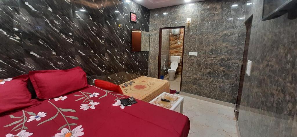 Katil atau katil-katil dalam bilik di Aggarwal guest house lajpat nagar, rooms with private kitchen Android tv wifi and fridge