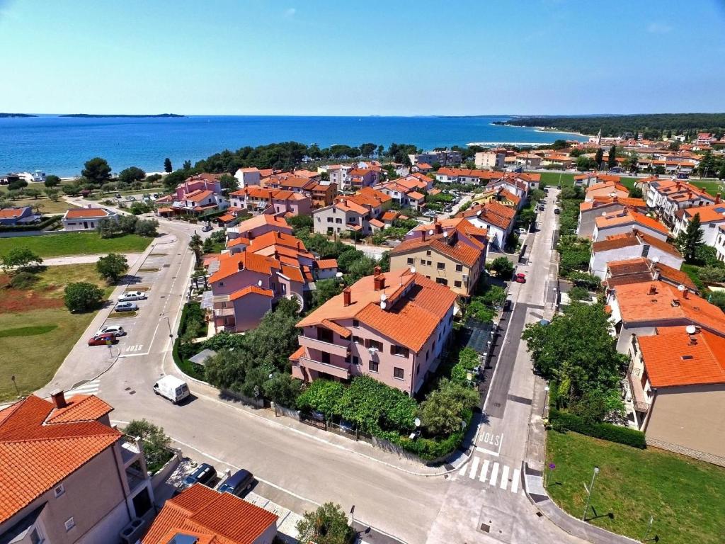 uma vista aérea de uma cidade com telhados laranja em Ferienwohnung für 3 Personen ca 32 qm in Fažana, Istrien Istrische Riviera - b54652 em Fažana