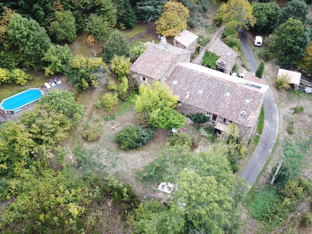 an aerial view of a house with a swimming pool at gîte Lo Jaç de Foart 10 pers. in Bosas