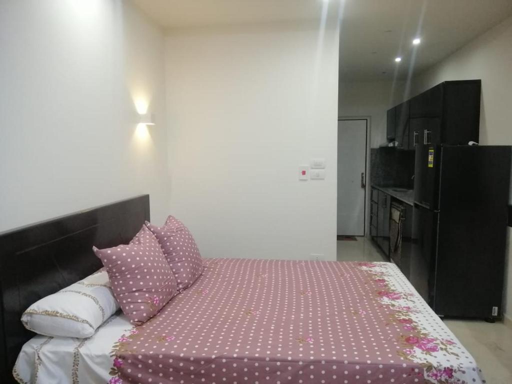 - un lit avec des draps et des oreillers roses et blancs dans l'établissement selena bay resort, à Hurghada