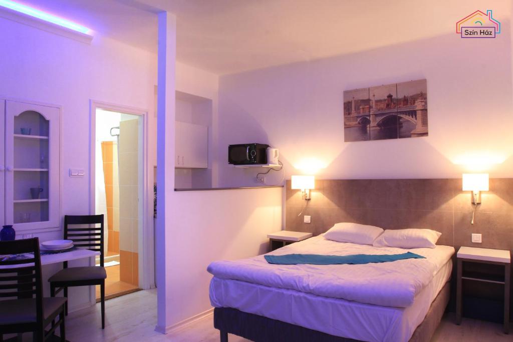 Кровать или кровати в номере Szín-Ház Apartman
