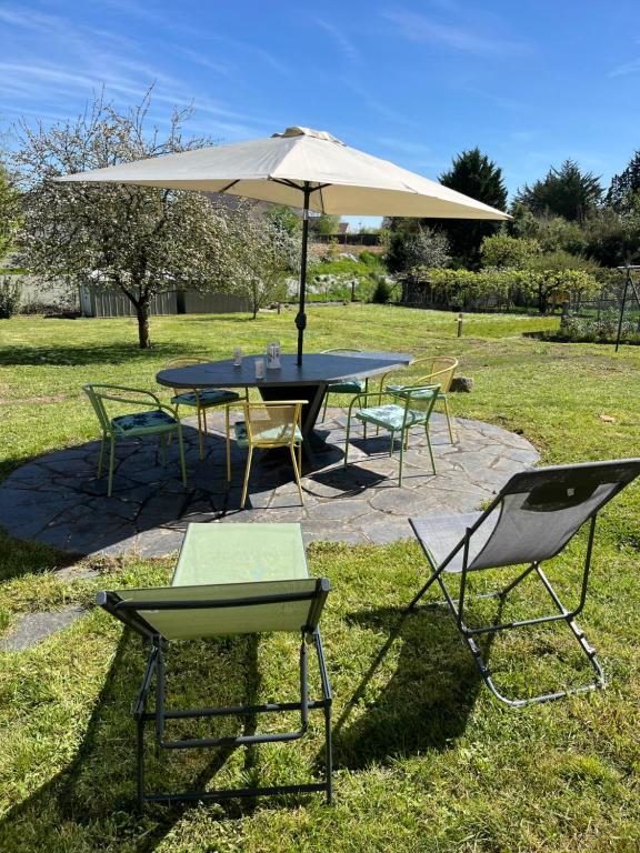 Jardin de l'établissement Spacieuse maison de village