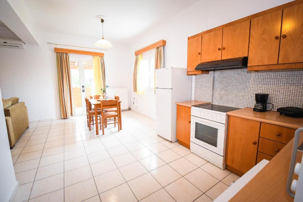 Kuchyň nebo kuchyňský kout v ubytování Varvarigos Village
