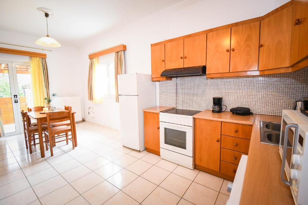 Kuchyň nebo kuchyňský kout v ubytování Varvarigos Village