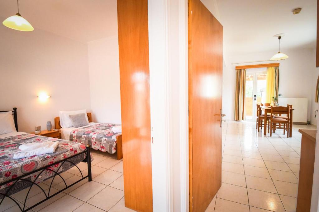 Postel nebo postele na pokoji v ubytování Varvarigos Village