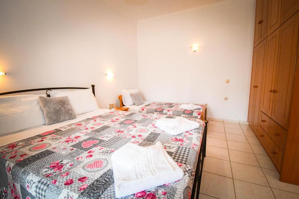Postel nebo postele na pokoji v ubytování Varvarigos Village