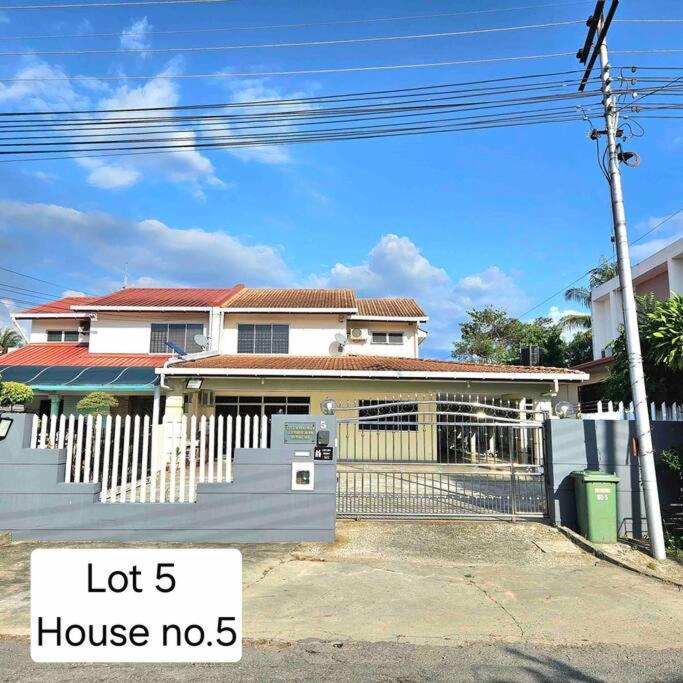 Gambar di galeri bagi Sabah homestay 16pax stay near Imago 15minutes strong WiFi Gathering Environment house di Kota Kinabalu