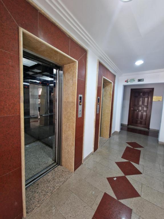 un corridoio vuoto con porte in un edificio di Tom II Expresse Médical a Tunisi