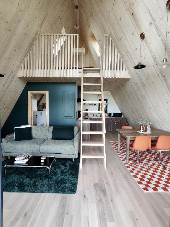 un salon avec un lit superposé et un canapé dans l'établissement Racine lodges, à Saint-Léon-sur-Vézère