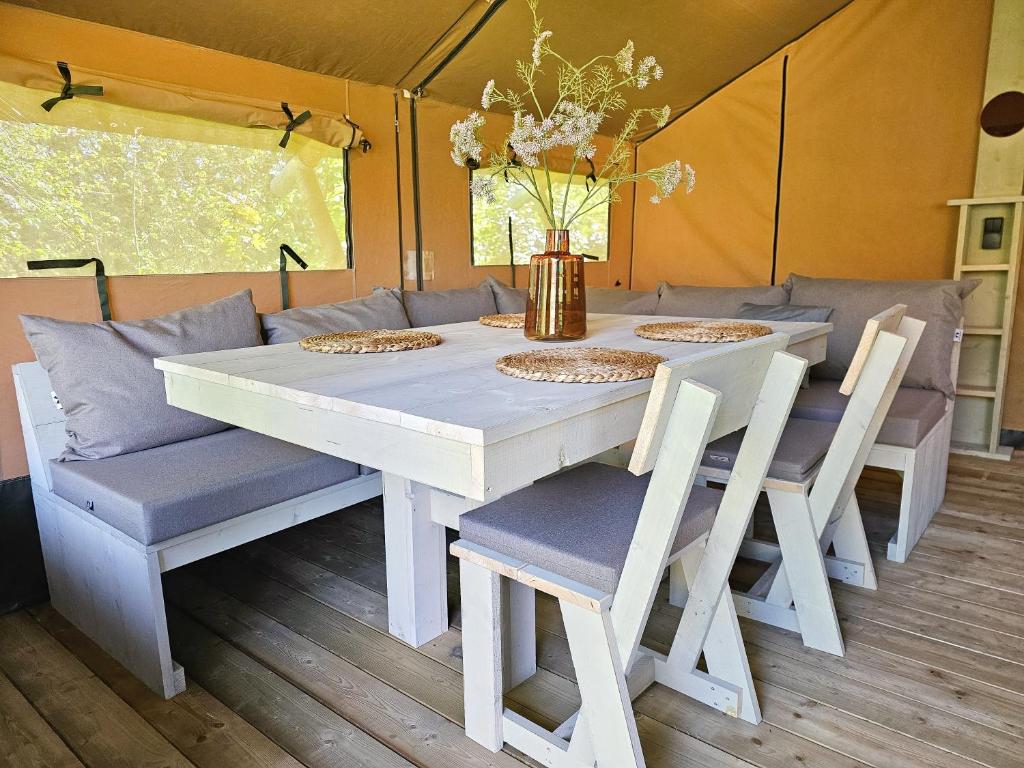 Fotografie z fotogalerie ubytování Safaritent met privé sanitair in hoofdgebouw v destinaci Aagtekerke
