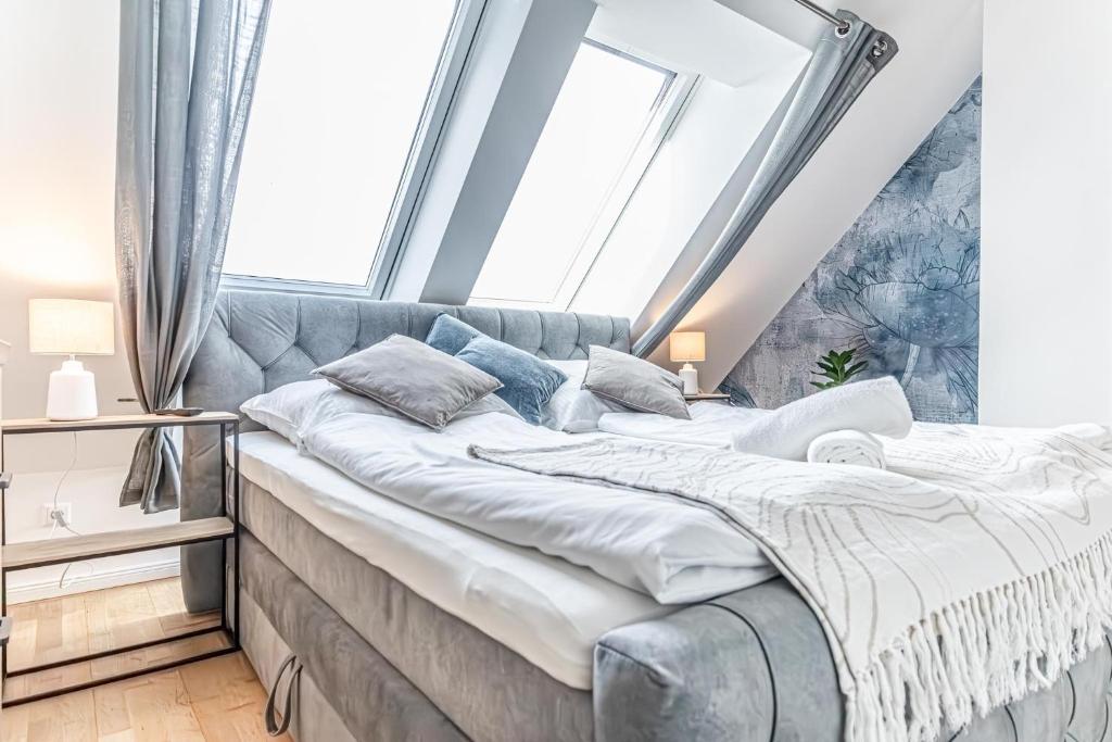 1 cama grande en una habitación con ventanas grandes en Luxury 2BR and 1LR Apartment with Balcony - 9 min to Center, en Viena