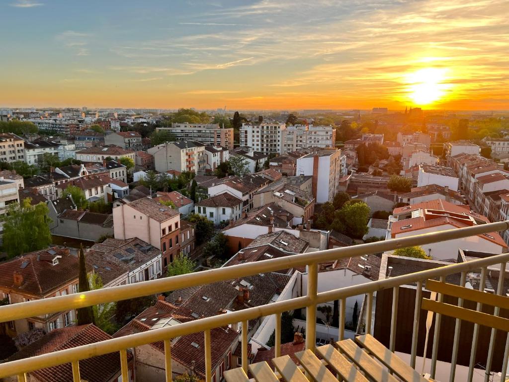 d'un balcon offrant une vue sur la ville au coucher du soleil. dans l'établissement Sunset Duplex - Grand-Rond, Jardin des plantes, centre-ville, 2 BDRs 60m2, AC, Netflix - T3 60m2 avec clim, à Toulouse