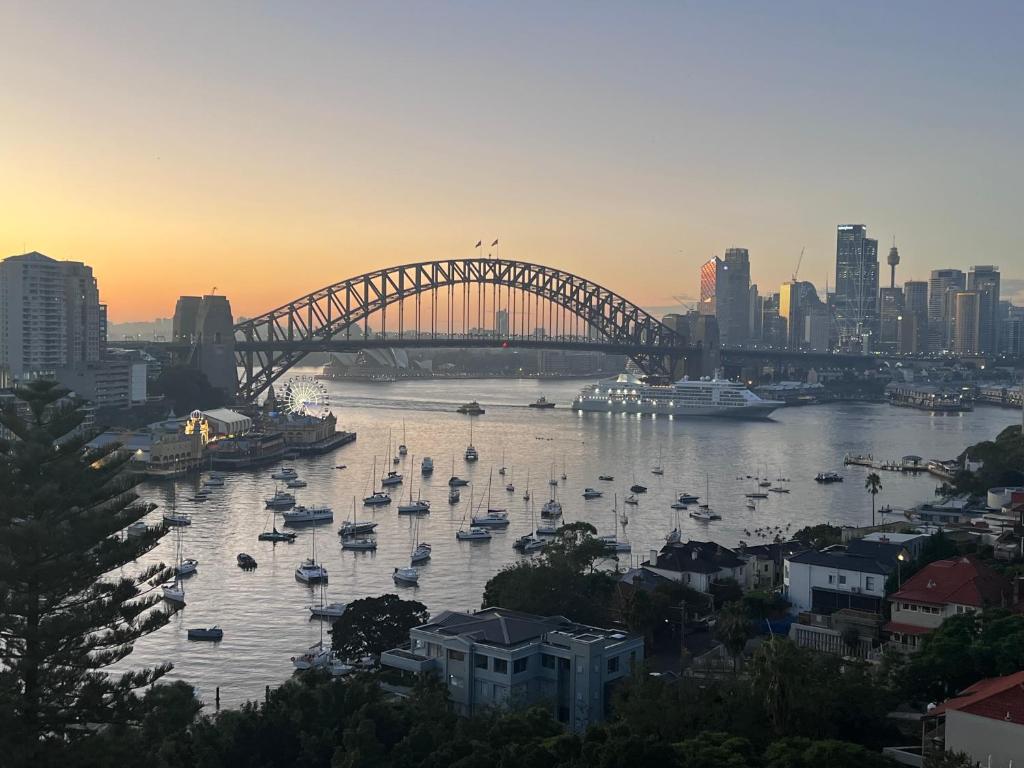 Hotel Stunning Harbour Views, a harbor with boats in the water with a bridge at Stunning Harbour Views in Sydney