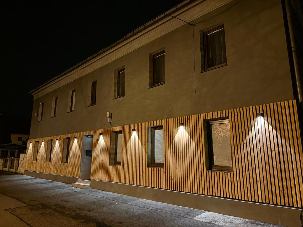 un bâtiment avec des lumières sur son côté la nuit dans l'établissement J&M Apartments, à Ústí nad Labem