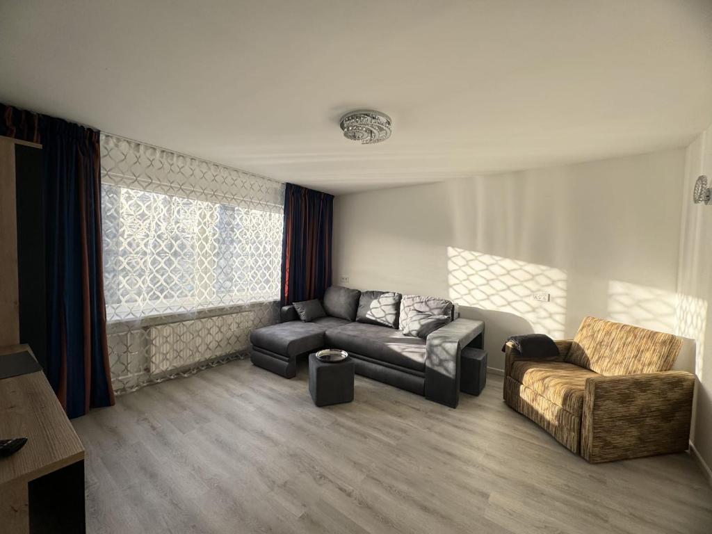 sala de estar con sofá y silla en Quiet, well located, Riga Apartment, en Riga