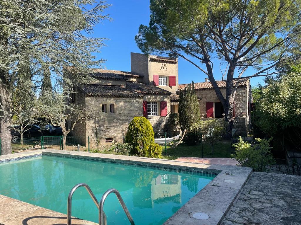une piscine devant une maison dans l'établissement Villa Uzès, à Uzès