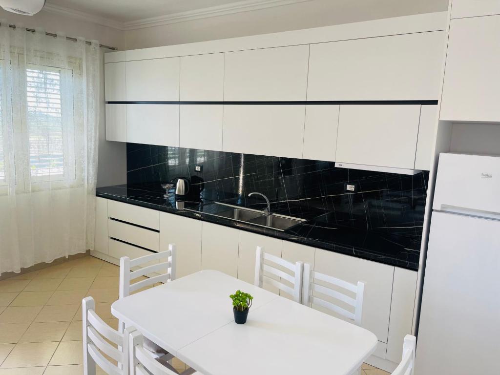 Kuchyň nebo kuchyňský kout v ubytování Blendi Guest House