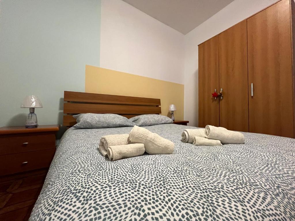 sypialnia z dużym łóżkiem z 2 poduszkami w obiekcie LA ROSA DEI VENTI w mieście Villafranca Tirrena