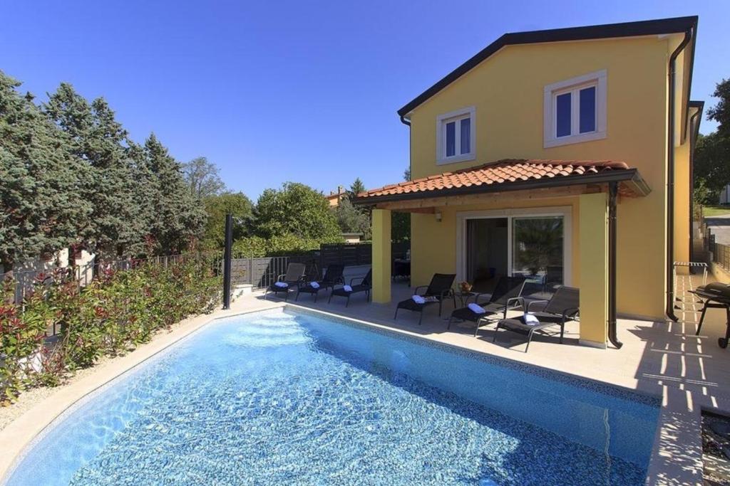 Villa con piscina al lado de una casa en Ferienhaus mit Privatpool für 8 Personen ca 120 qm in Mugeba, Istrien Istrische Riviera, en Mugeba