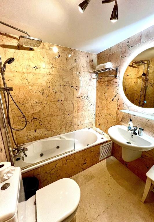 Kúpeľňa v ubytovaní Cozy apartment in Palm-Mar 60 m² with shared pool