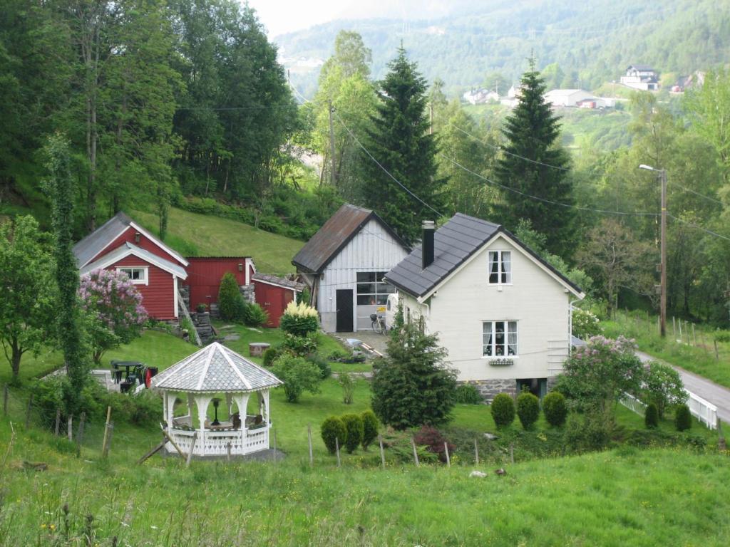 a house on a hill with a gazebo at Koselig feriehus, Birkedaltunet in Løvoll