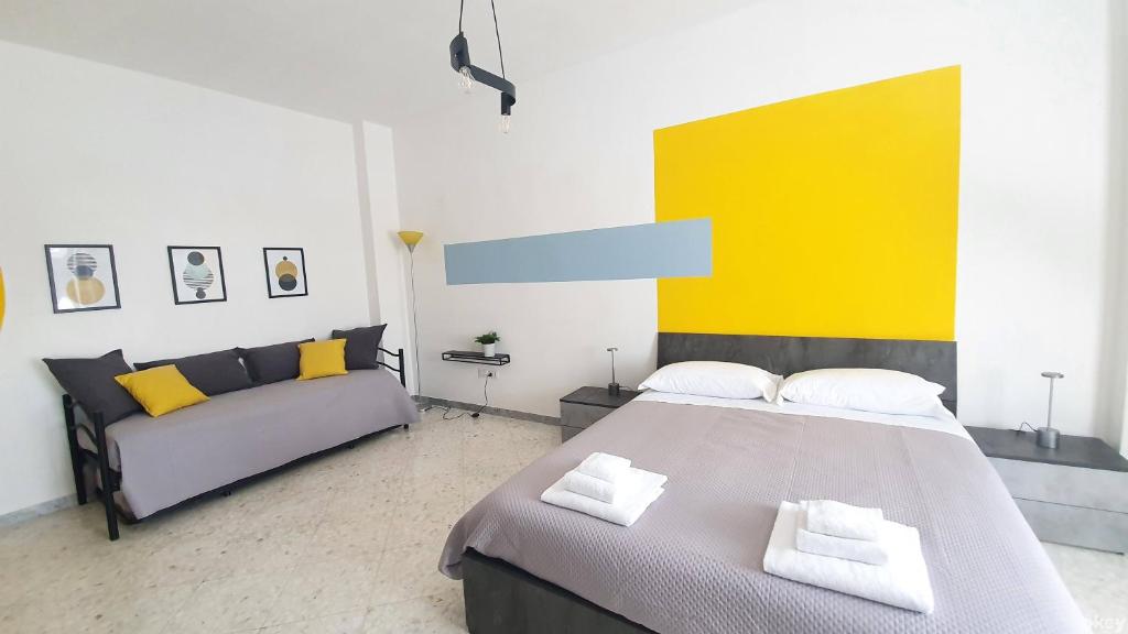 um quarto com uma cama grande e um sofá em Limited Edition Guesthouse em Bari