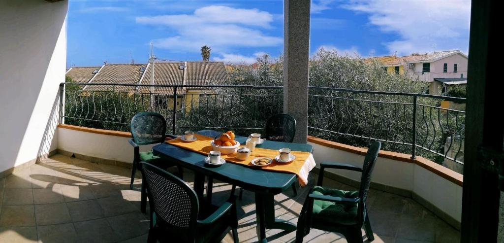 einen Tisch und Stühle auf einem Balkon mit Aussicht in der Unterkunft Studio für 4 Personen ca 70 qm in La Ciaccia, Sardinien Anglona in Codaruina