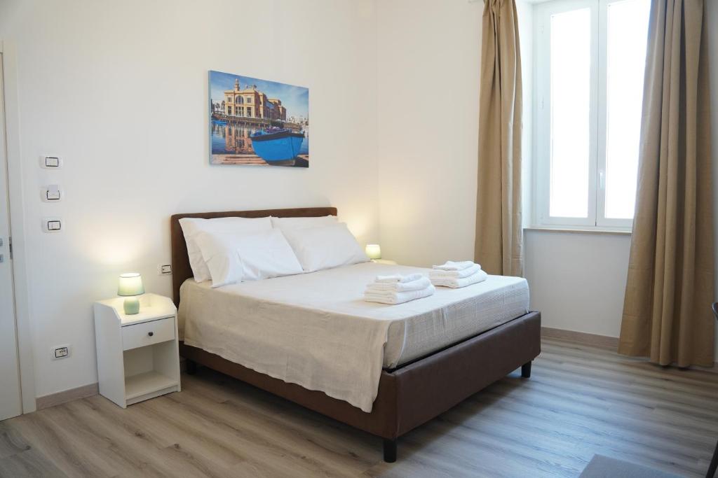 - une chambre avec un lit et une fenêtre dans l'établissement BARI VICA ROOMS, à Bari