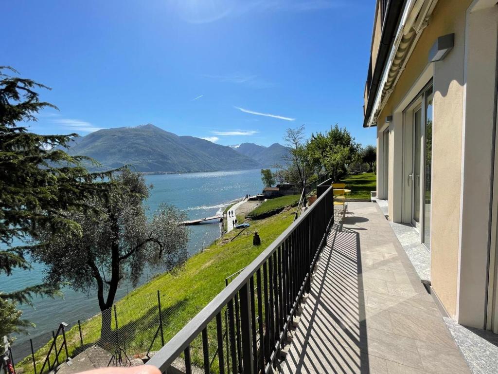 CremiaにあるAppartamento Rivieraの湖の景色を望む家のバルコニー