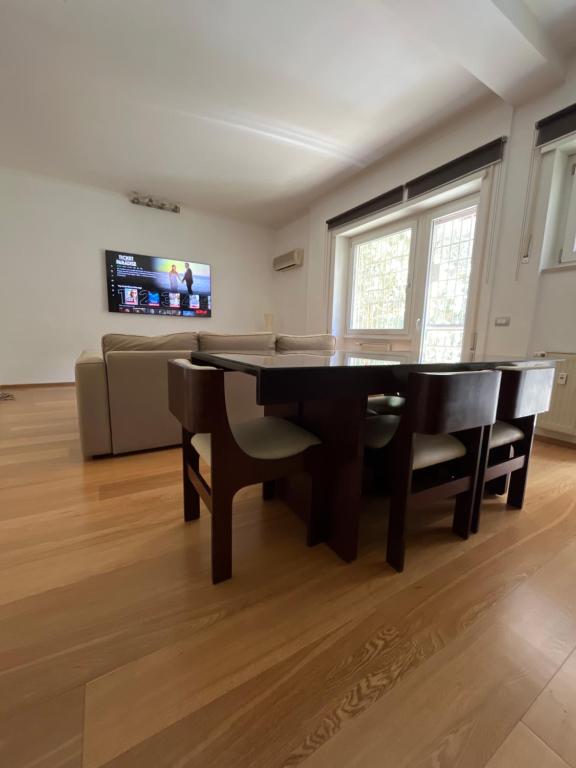 - un salon avec une table et un canapé dans l'établissement Appio 155 Apartment, à Rome