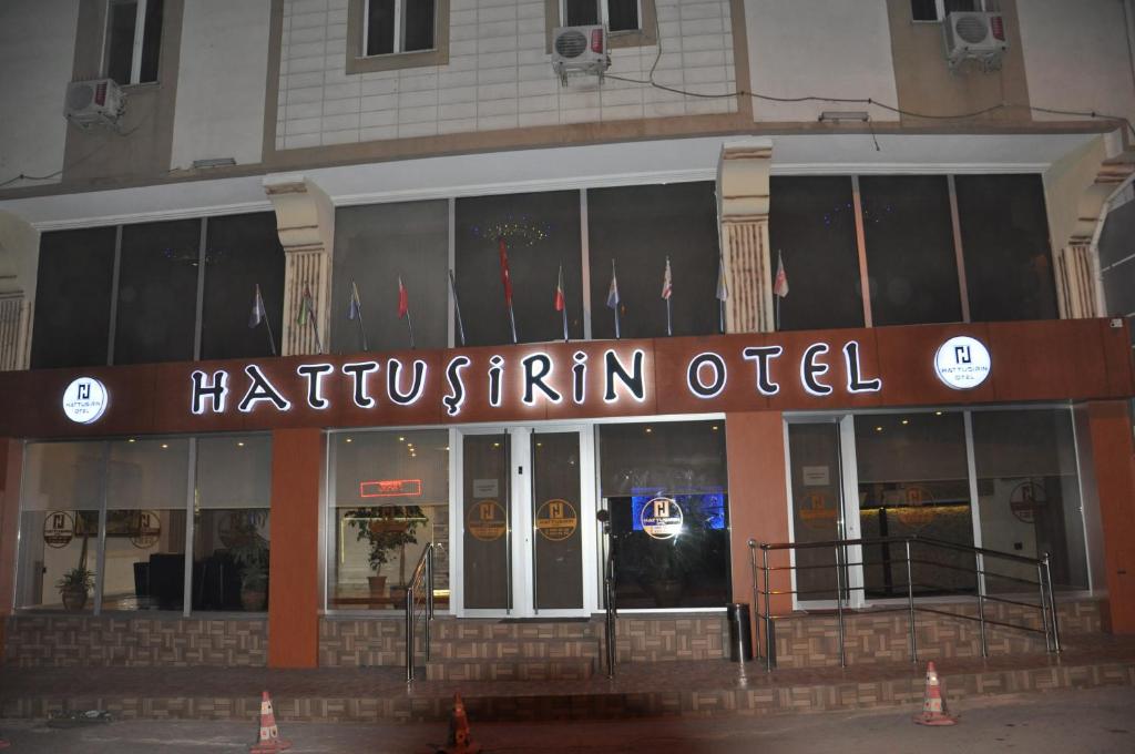 CorumにあるHattuşirin Hotelの施設体性的性的性的を読み取る標識のある建物