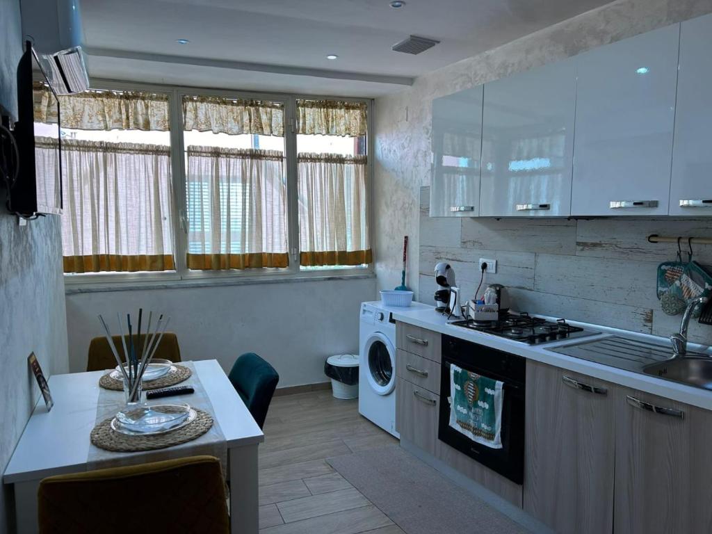 拿坡里的住宿－VILLA MULINO，厨房配有水槽和洗衣机