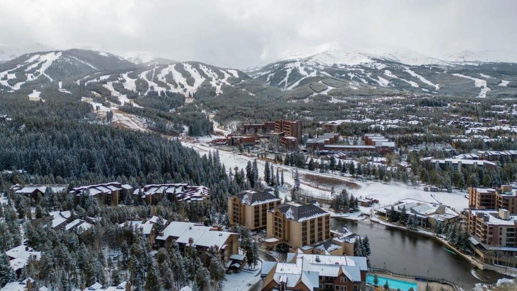 una vista aérea de un complejo con montañas cubiertas de nieve en Rocky Mountain Mama, en Breckenridge