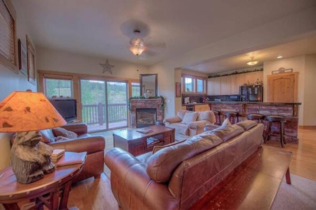 Kuchyň nebo kuchyňský kout v ubytování Spacious 4BR with Hot Tub Near BreckConnect Gondola