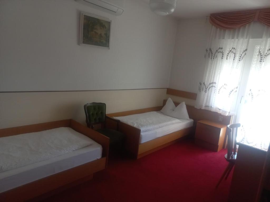 Postel nebo postele na pokoji v ubytování Hotel Lux