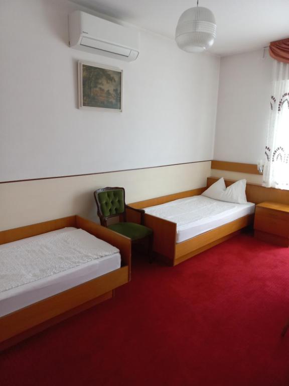 Postel nebo postele na pokoji v ubytování Hotel Lux