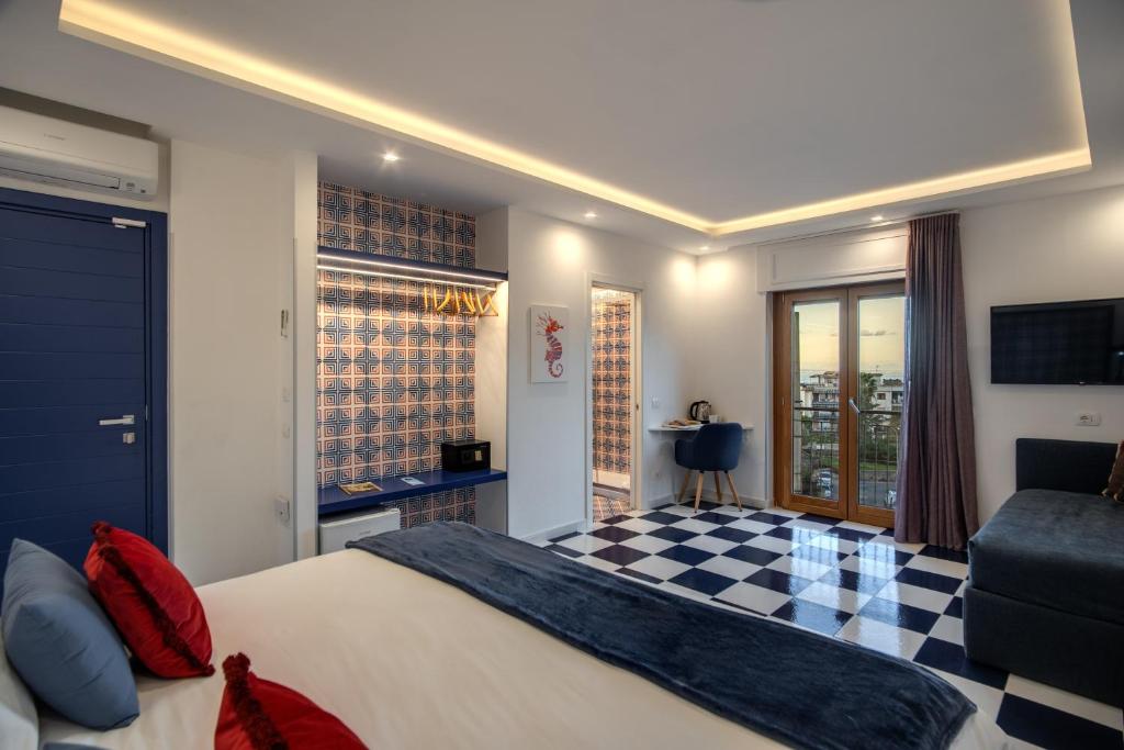 - une chambre avec un lit et un sol en damier dans l'établissement Maison Serena Sorrento, à Sorrente