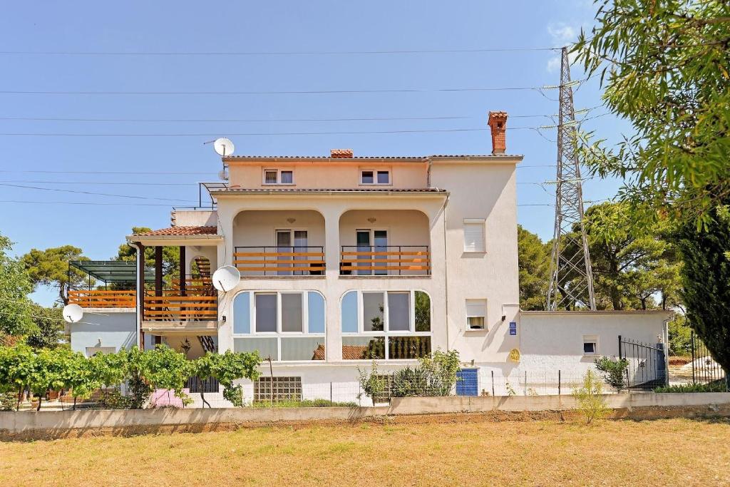 Casa blanca grande con balcón en Ferienwohnung für 5 Personen ca 52 qm in Sijana, Istrien Istrische Riviera, en Pula