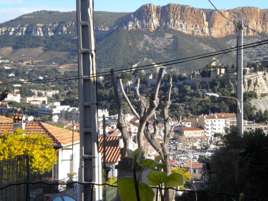 uma vista para uma cidade com uma montanha ao fundo em Face au Cap 1 em Cassis