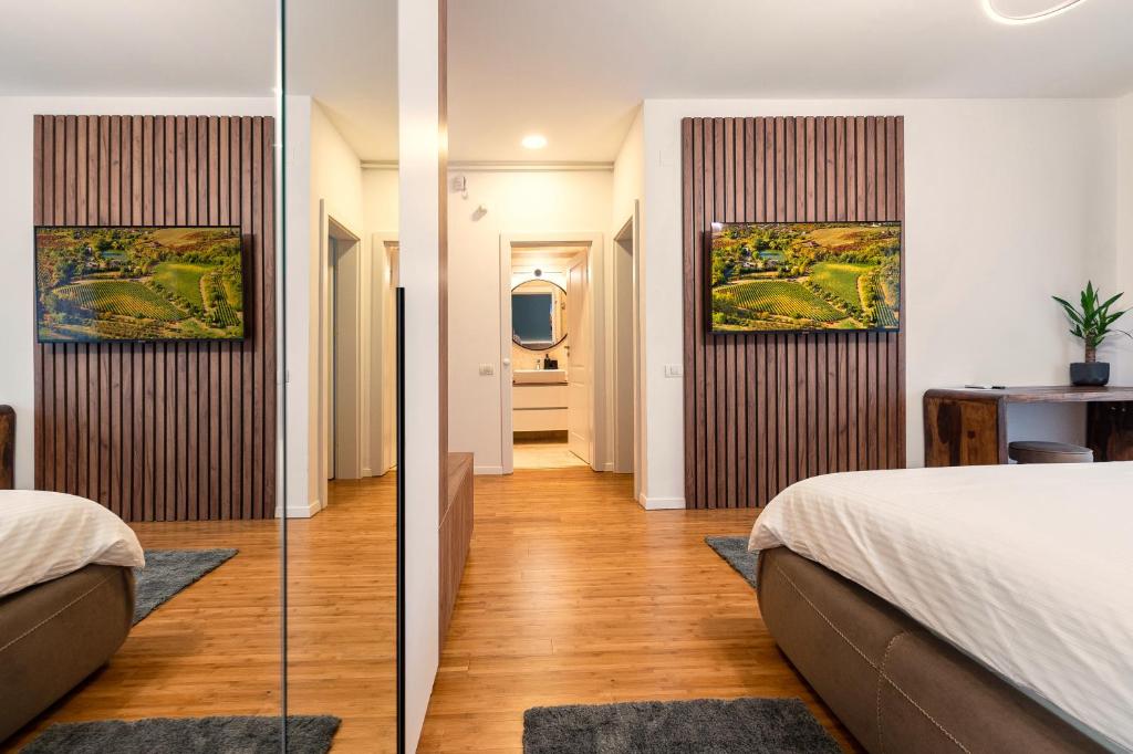 duas fotografias de um quarto com uma cama em Pitesti Residence em Piteşti