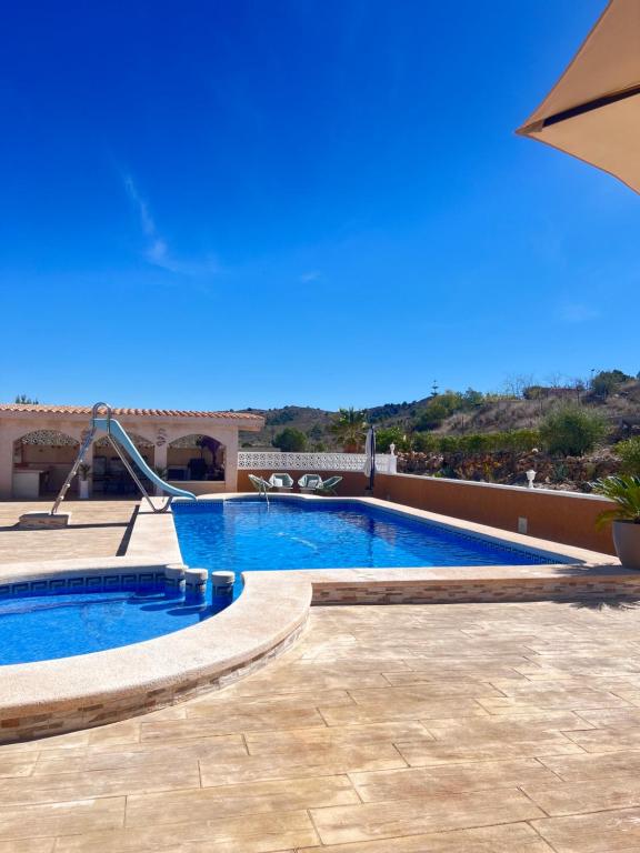 una piscina con vistas al océano en Casa Duseña, en Hondón de las Nieves