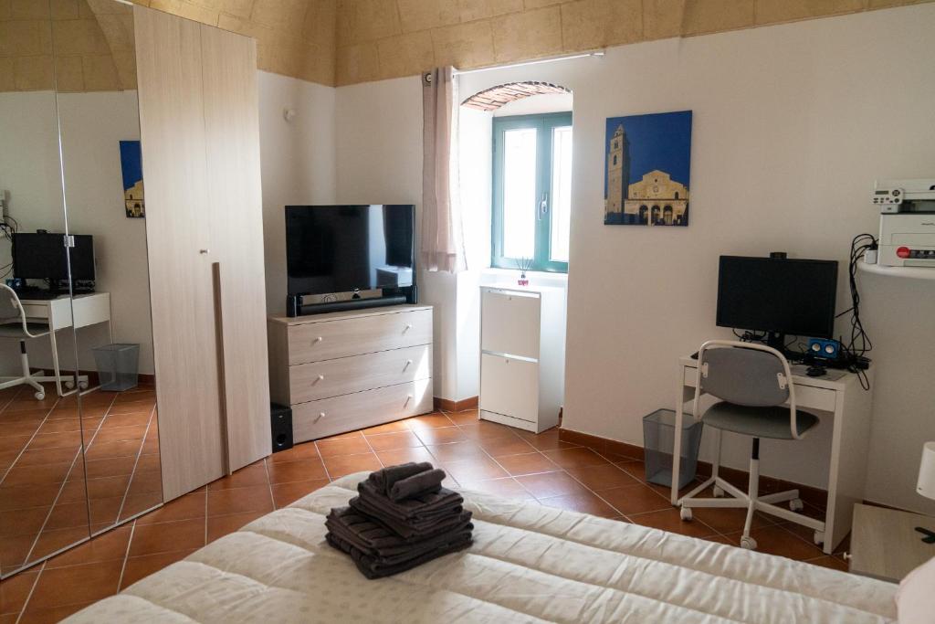 een grote woonkamer met een televisie en een tafel bij San Lorenzo House in Andria