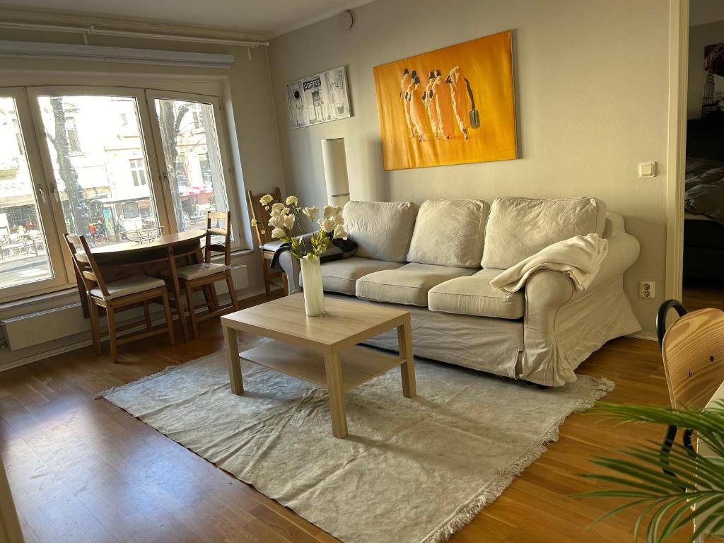 un soggiorno con divano e tavolo di CITY Centrum a Göteborg