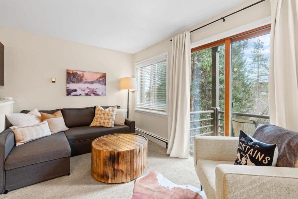 Χώρος καθιστικού στο Modern 1 BDR Mountain Escape Stunning Location