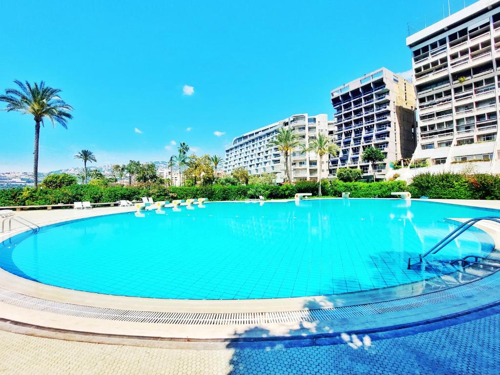 Bazén v ubytování Rita's Duplex Chalet in Manar Jounieh Resort nebo v jeho okolí