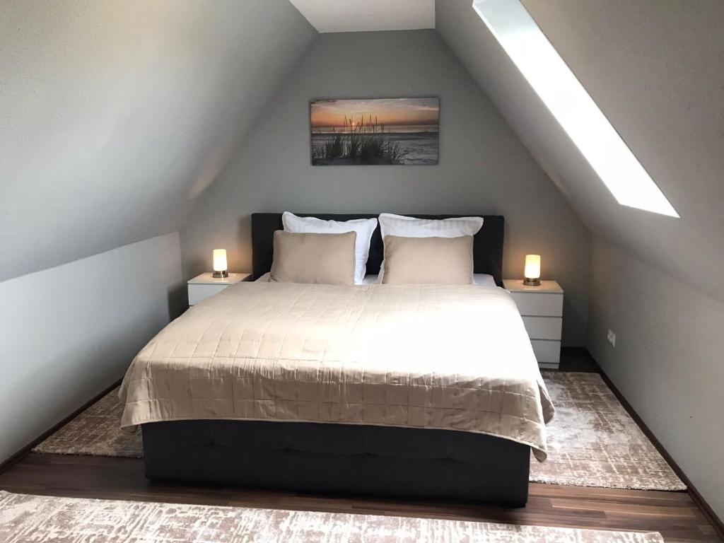 una camera con un letto con due comodini e due lampade di fewo-friends a Reinfeld