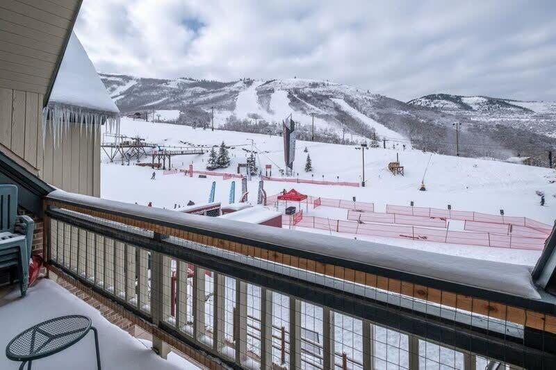 uma vista para uma pista de esqui coberta de neve a partir de uma varanda em 1BDR Ski In Out Condo Stunning Mountain Location em Park City