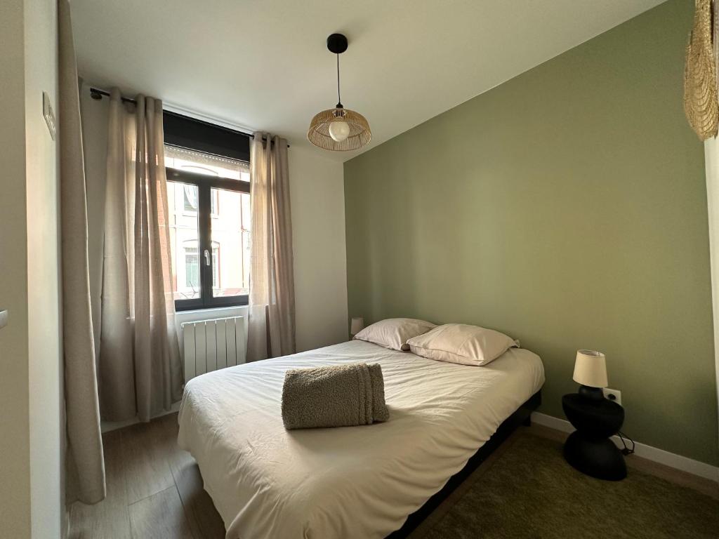 Posteľ alebo postele v izbe v ubytovaní IMMEUBLE ST-PIERRE - GARE 10min - HORTILLONNAGES 5min - WIFI - TV HD