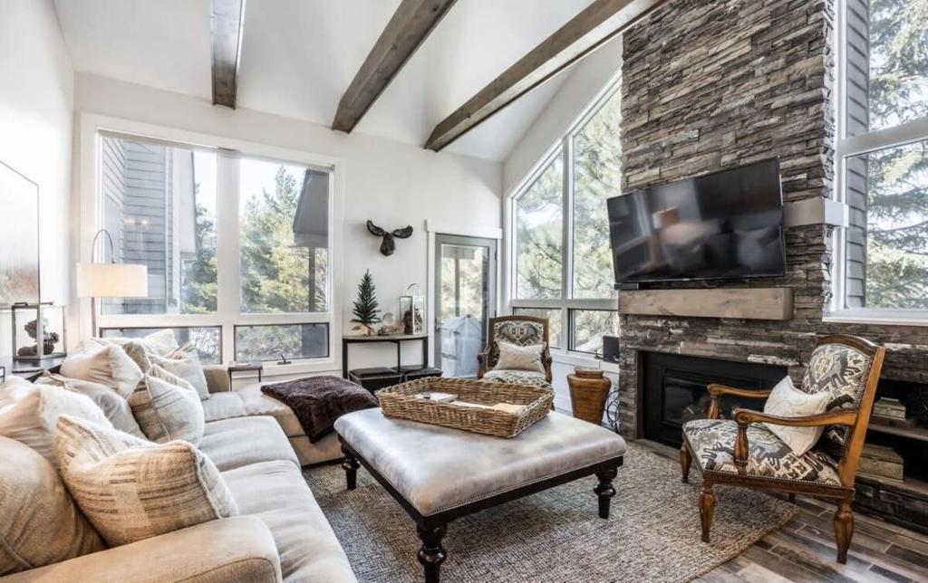パークシティにあるRemodeled 4BR Close to Canyons Village and Skiingのソファと暖炉のあるリビングルーム