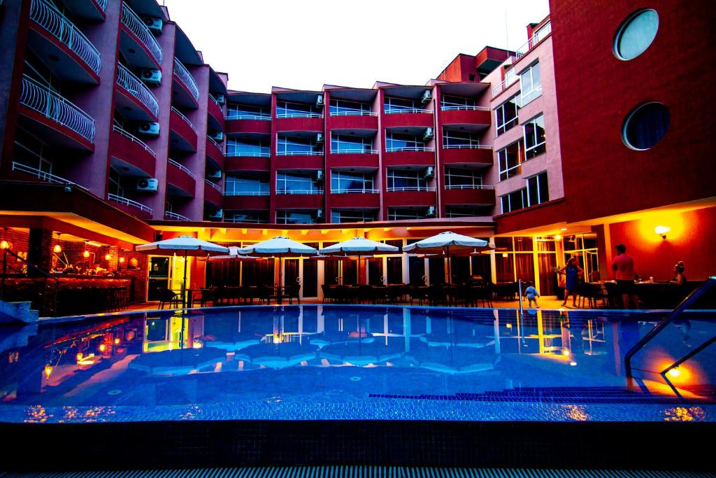 Bazén v ubytování Hotel Opal - All Inclusive nebo v jeho okolí